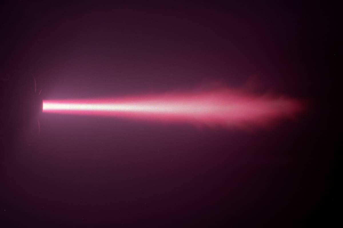 減圧プラズマ溶射の様子