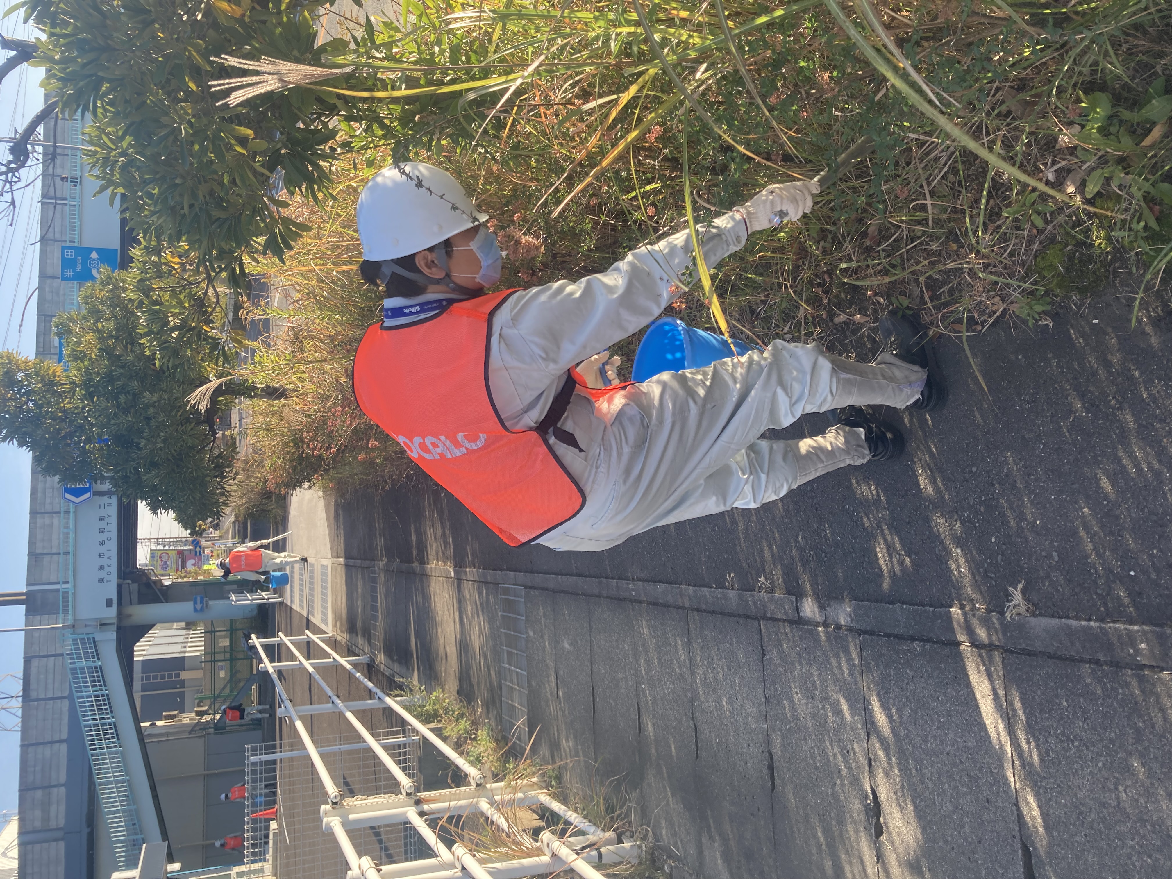 名古屋工場周辺の清掃活動の様子